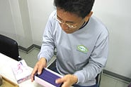 商品説明をする鈴木氏