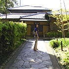 玄関までの涼しげな石畳