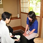 お茶の作法を聞き入る夏川さん