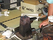 刃と持ちの部分を焦がして固定させるために焼きを入れる