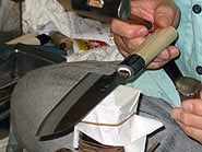 差し込みが終わった刃に刻印を入れる。