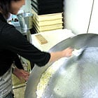 鍋で丹念に転がして重ねながら作ります