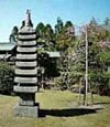 庭園内に立つ旧浄土寺九重塔